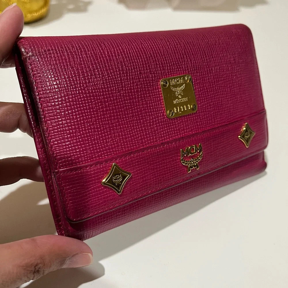 MCM DARK PINK TRIFOLD WALLET WITH MCM CHARM - Picture 4 of 15